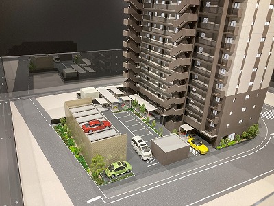 飯能エリアの分譲マンション模型
開放廊下・外階段と駐輪場、駐車スペース