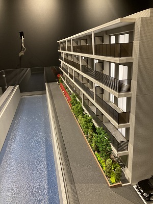 成増エリアの分譲マンション模型
川沿いからバルコニーを見る