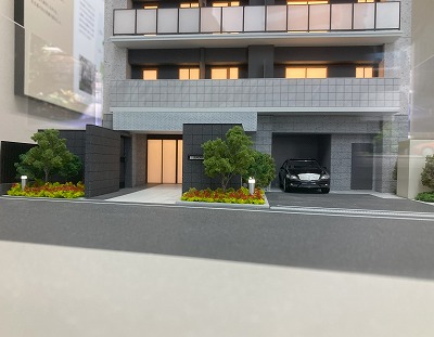 西日暮里エリアの分譲マンション模型
エントランスと駐車場