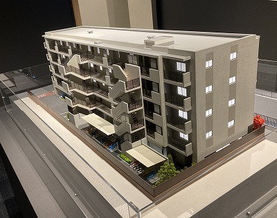 成増エリアの分譲マンション模型
外階段と駐輪スペース